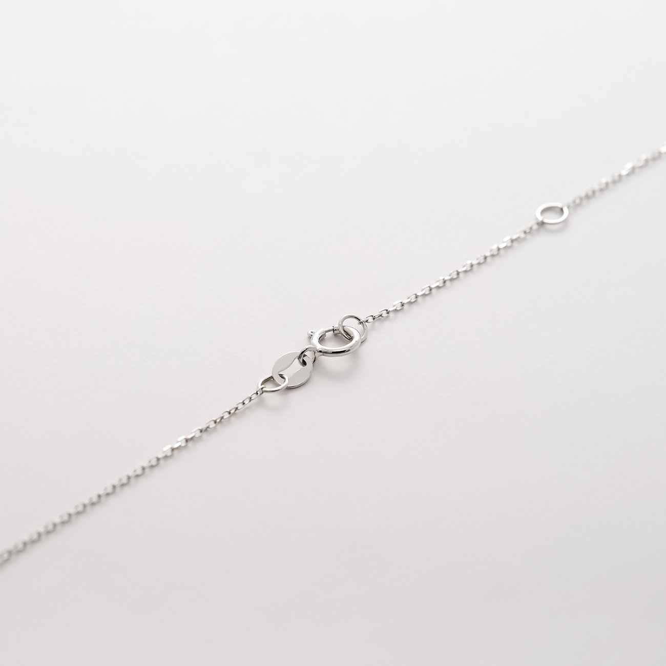 Nahaufnahme des Verschlusses einer zarten CHRIST Halskette aus Weißgold mit Karabinerhaken und Verlängerungsöse.