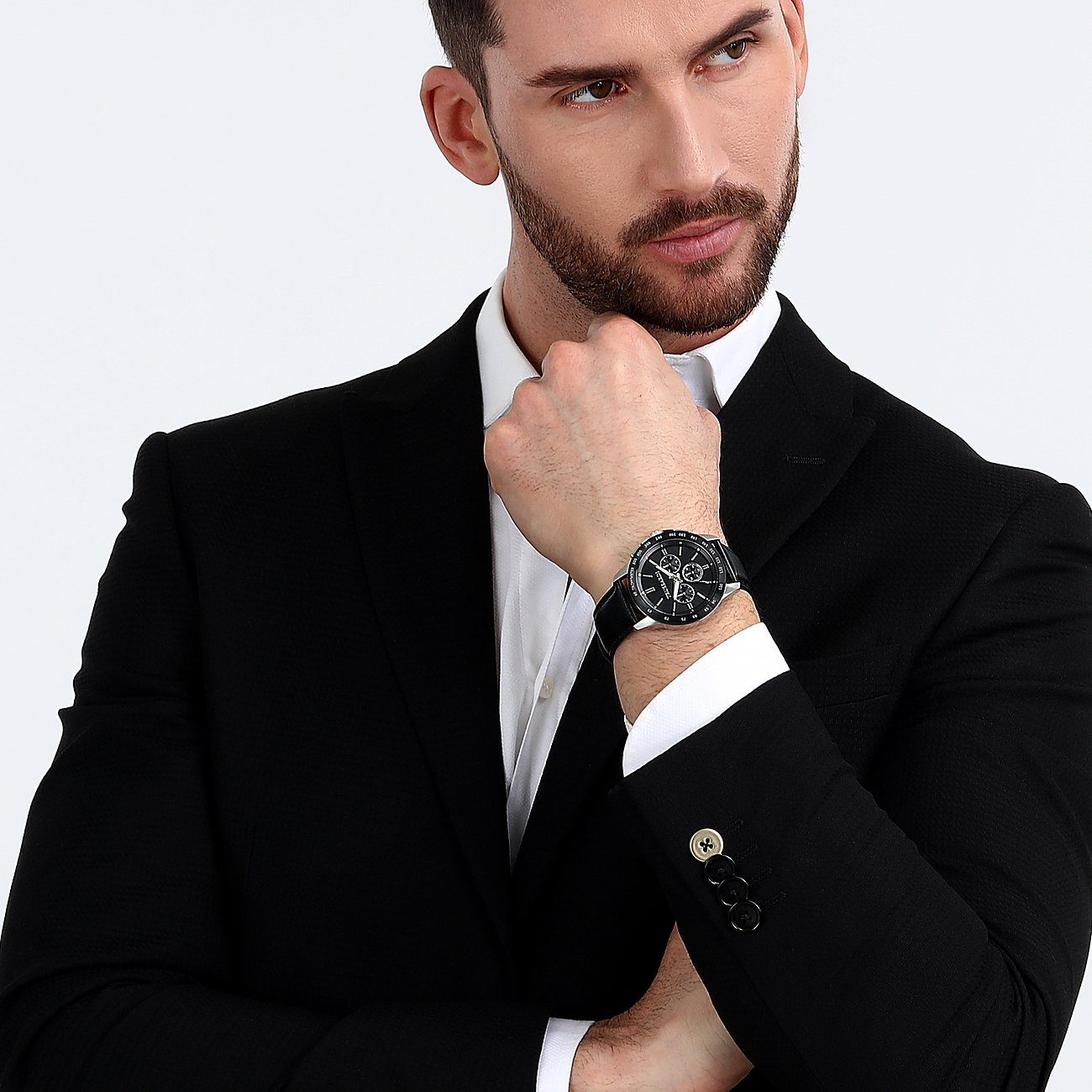 Trussardi Herrenuhr mit Edelstahlgehäuse und schwarzem Zifferblatt.