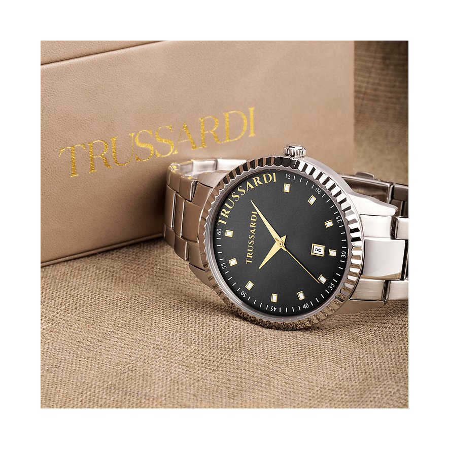 Trussardi herreur med urkasse i rustfrit stål, sort urskive og datovisning.