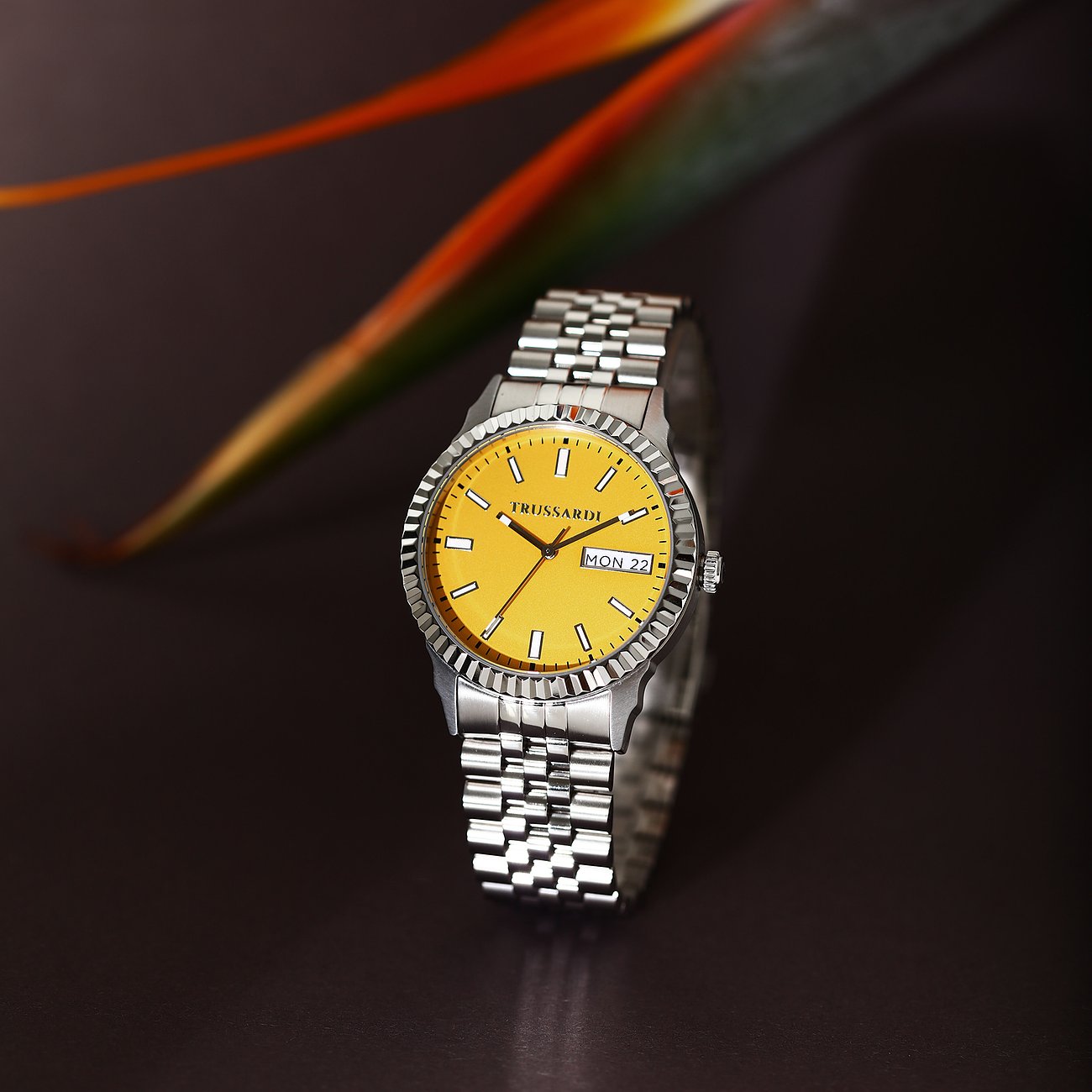 Trussardi Herrenuhr mit Edelstahlgehäuse, gelbes Zifferblatt und Datumsanzeige.