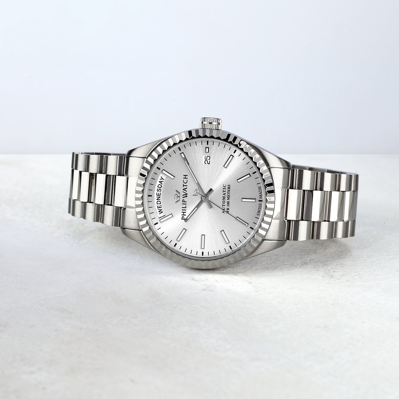 Philip Watch Herrenuhr mit Edelstahlgehäuse und silberfarbenem Zifferblatt.