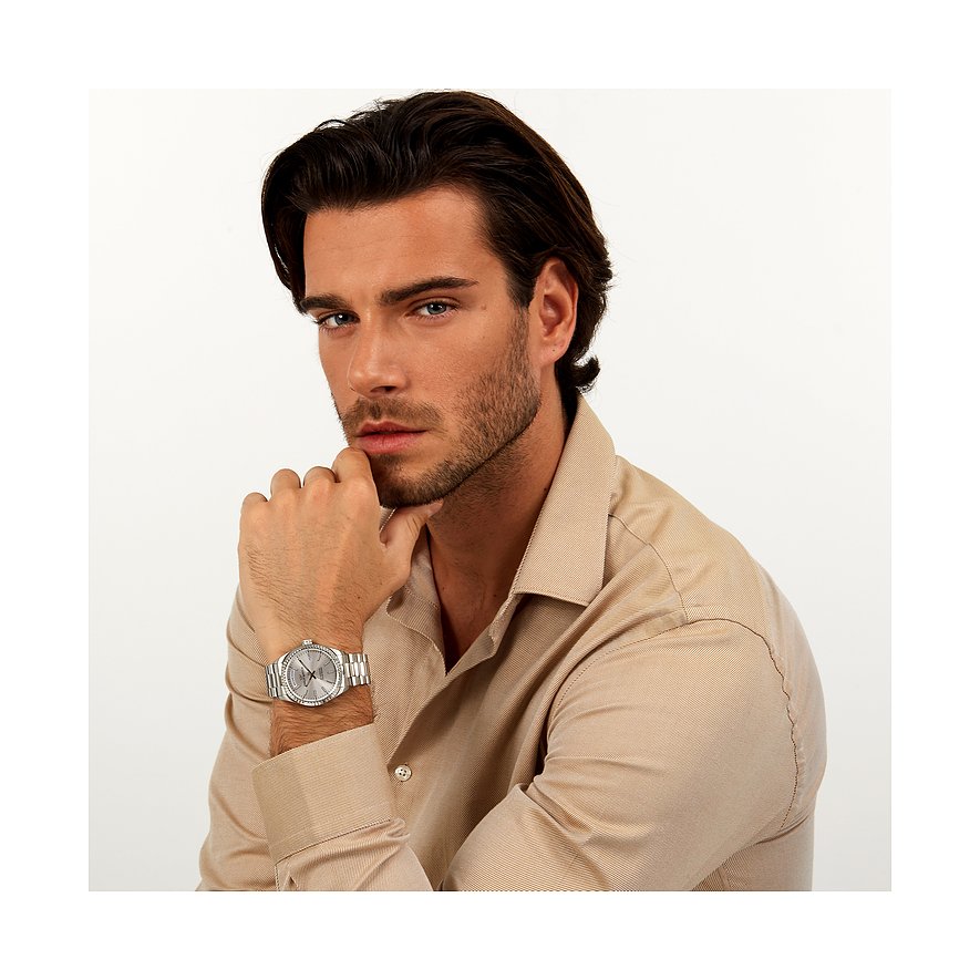 Philip Watch Herrenuhr aus Edelstahl mit silberfarbenem Zifferblatt und Datumsanzeige.