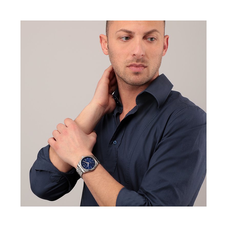 Philip Watch Herrenuhr mit Edelstahlgehäuse, blauem Zifferblatt und silberfarbenem Armband.