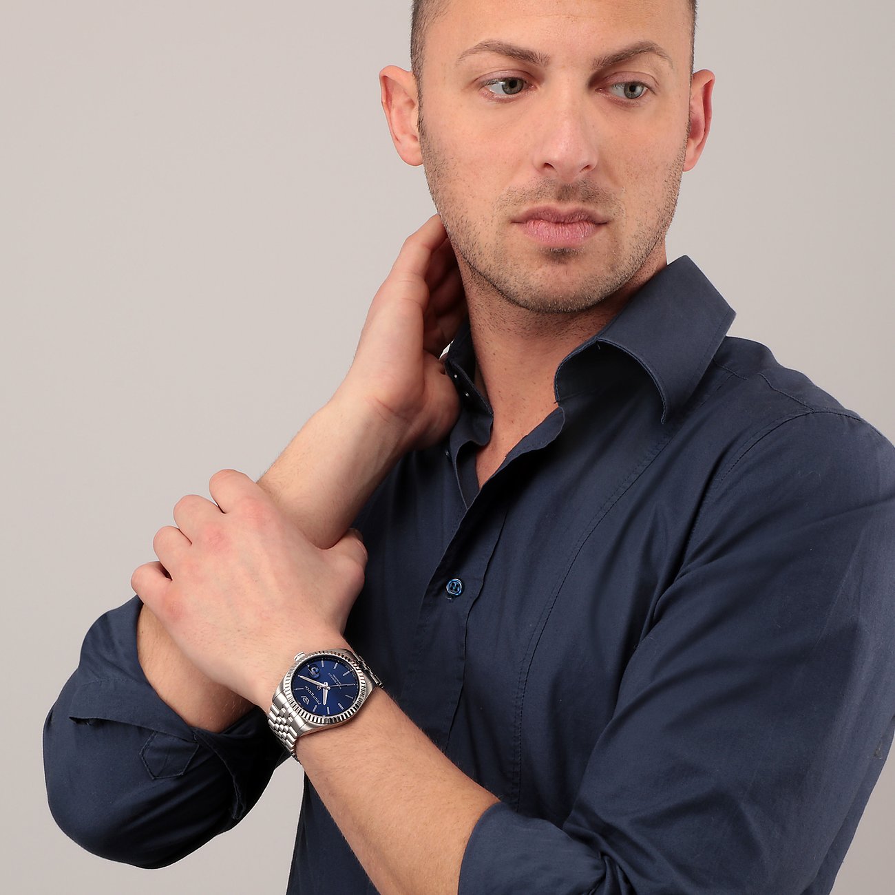 Philip Watch Herrenuhr mit Edelstahlgehäuse, blauem Zifferblatt und silberfarbenem Armband.