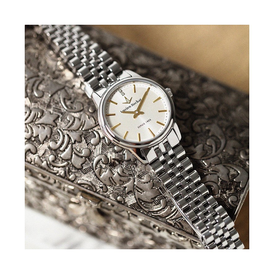 Primo piano di un orologio da donna Lucien Rochat in acciaio inossidabile con diamanti e quadrante bianco.