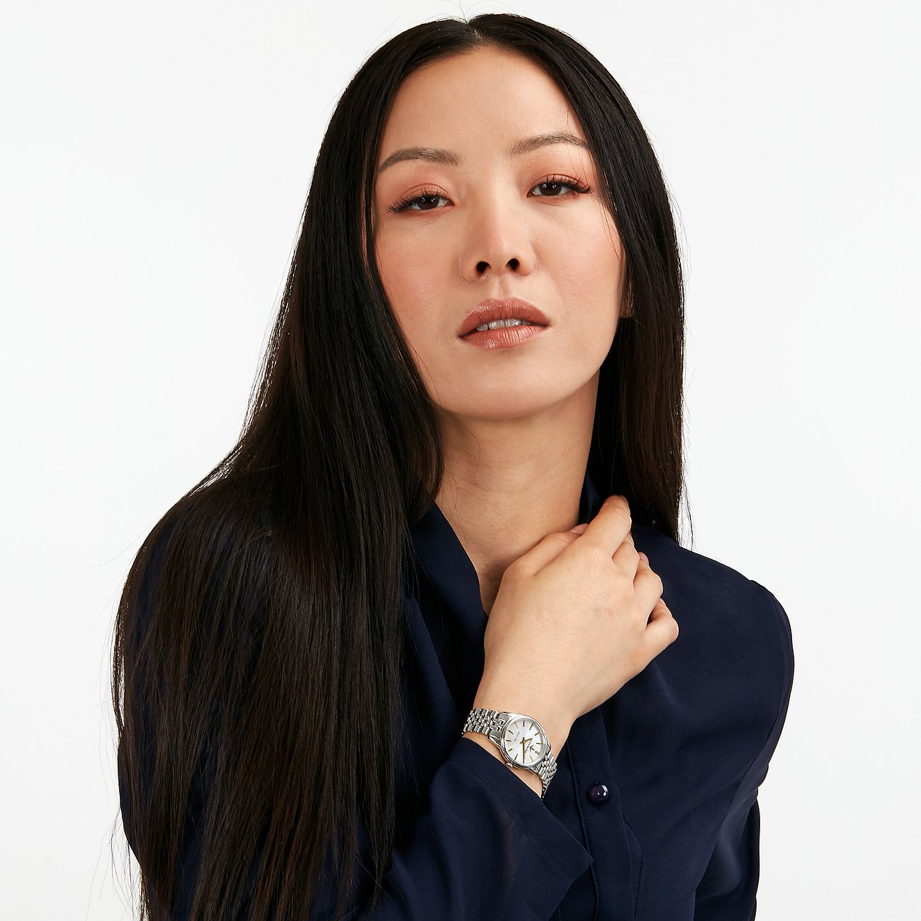 Donna con capelli neri lunghi indossa un orologio da donna Lucien Rochat in acciaio inox con diamanti.
