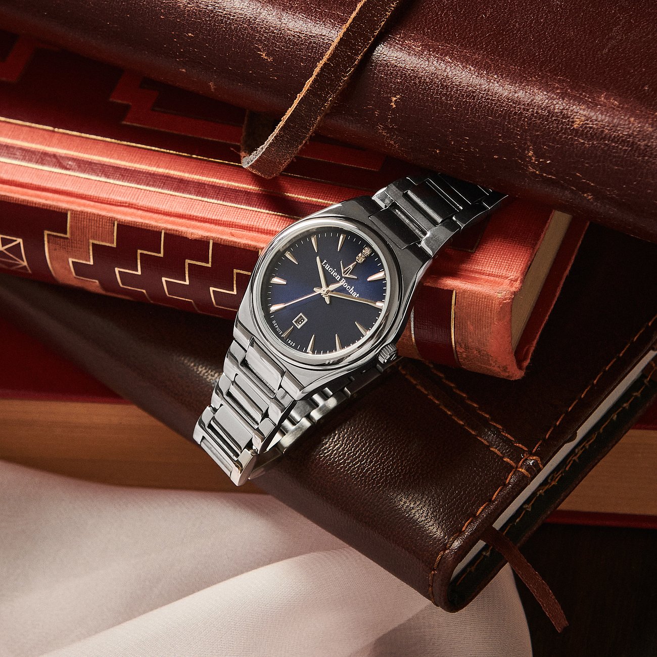 Montre pour femme Lucien Rochat avec boîtier en acier inoxydable, cadran bleu et deux diamants.