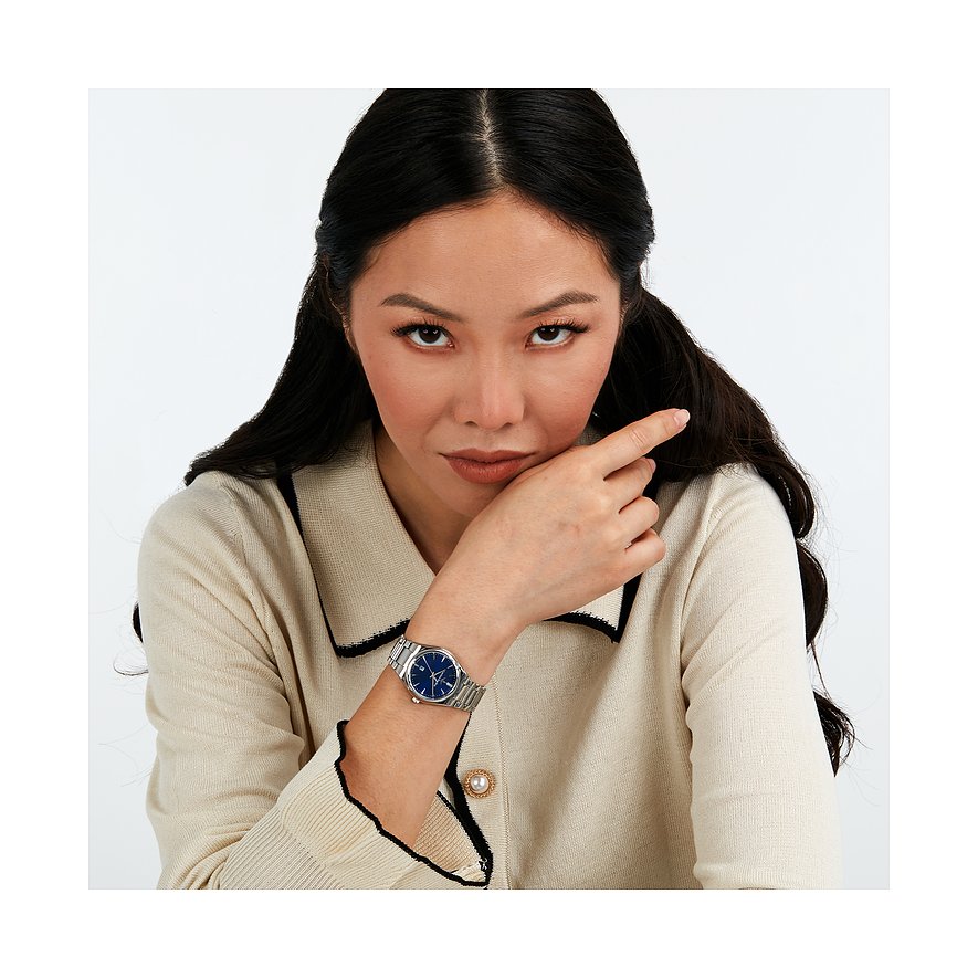 Montre Lucien Rochat pour femme avec boîtier en acier inoxydable, cadran bleu et accents de diamants.