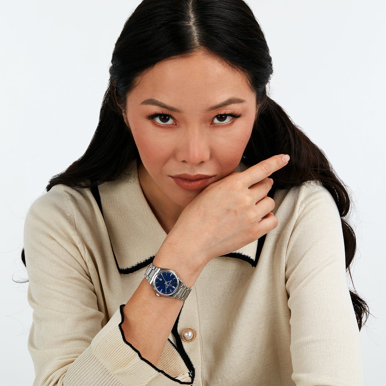 Montre Lucien Rochat pour femme avec boîtier en acier inoxydable, cadran bleu et accents de diamants.