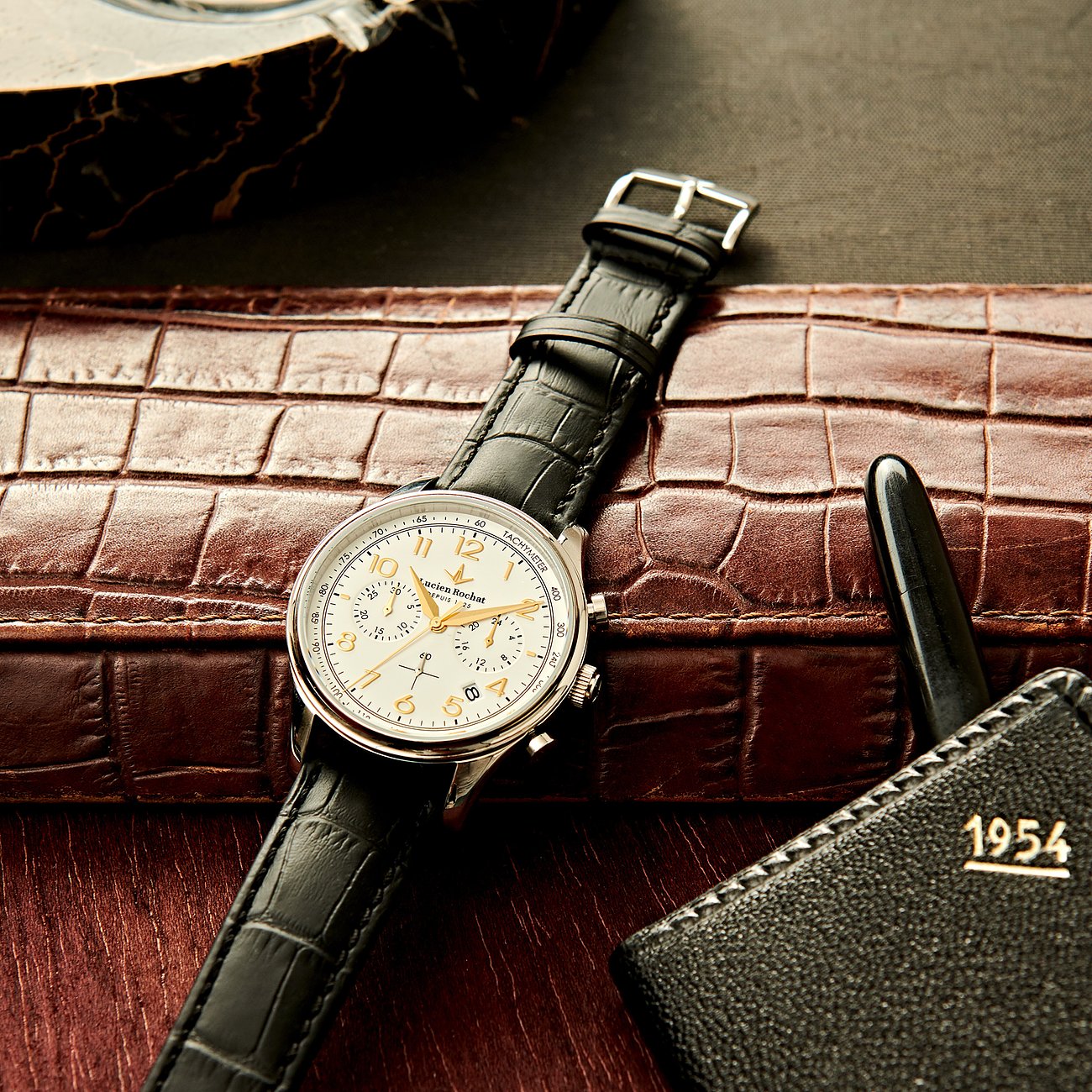 Lucien Rochat Herrenuhr mit Edelstahlgehäuse, weißem Zifferblatt und Chronograph.