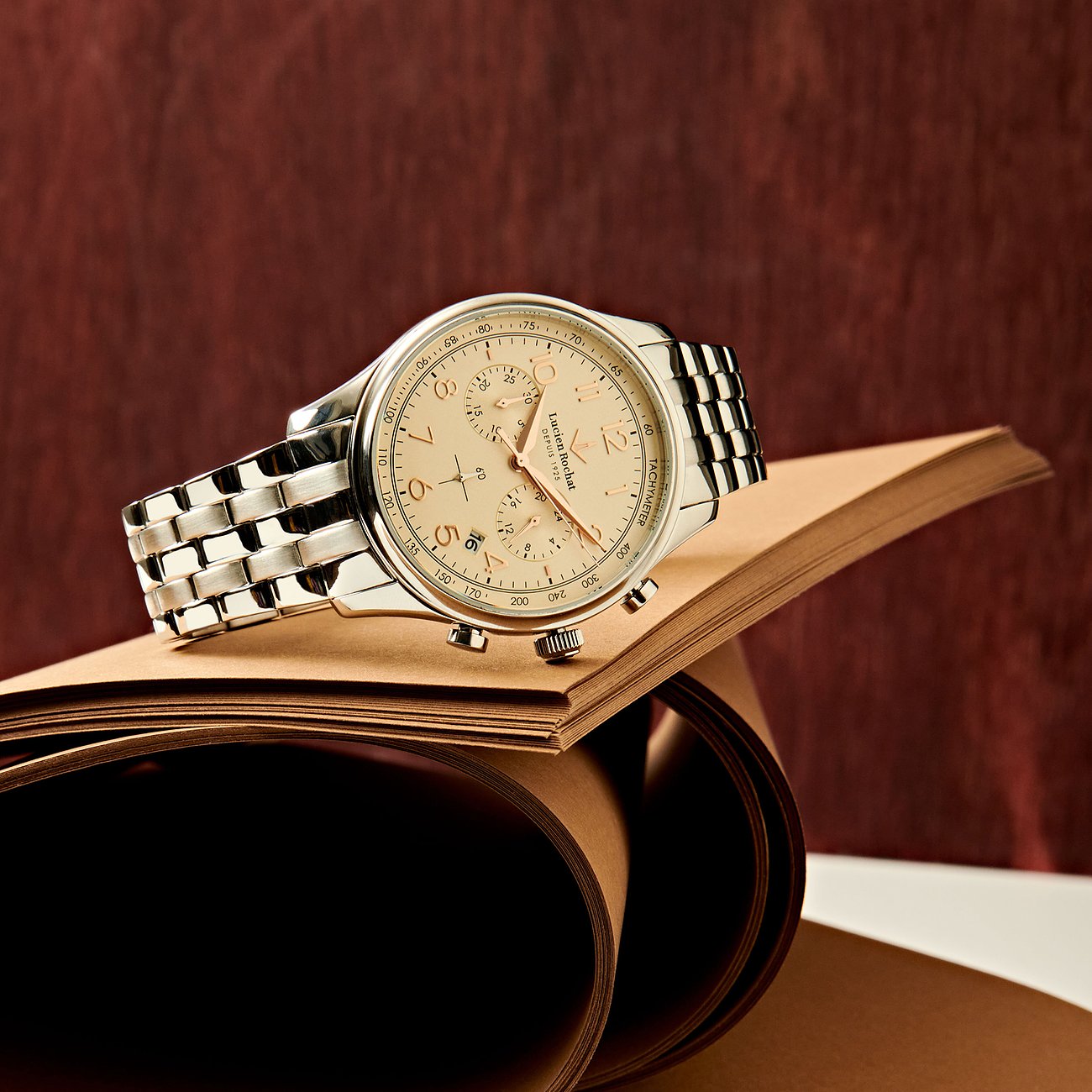 Lucien Rochat Herrenuhr mit Edelstahlgehäuse, cremefarbenem Zifferblatt und Chronographen.