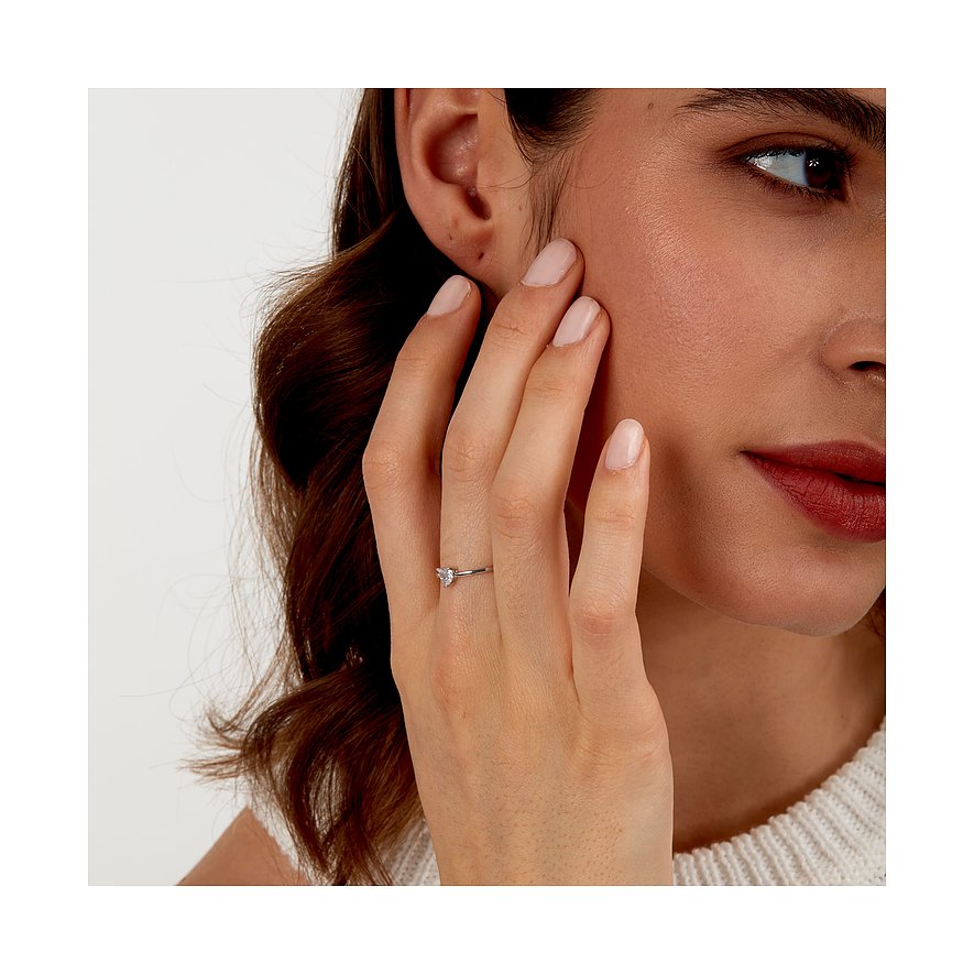 Der La Petite Story 925er Silberring mit Zirkonia, getragen an einer rechten Hand, wird von vorne präsentiert.