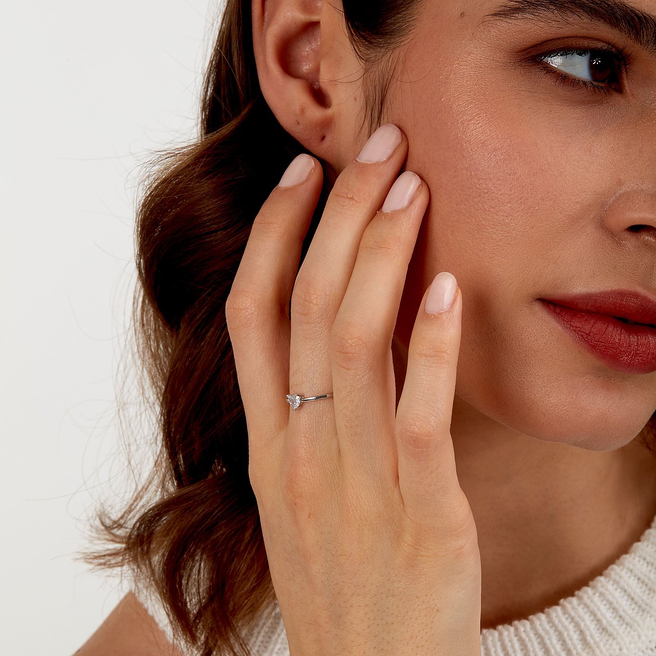 Der La Petite Story 925er Silberring mit Zirkonia, getragen an einer rechten Hand, wird von vorne präsentiert.