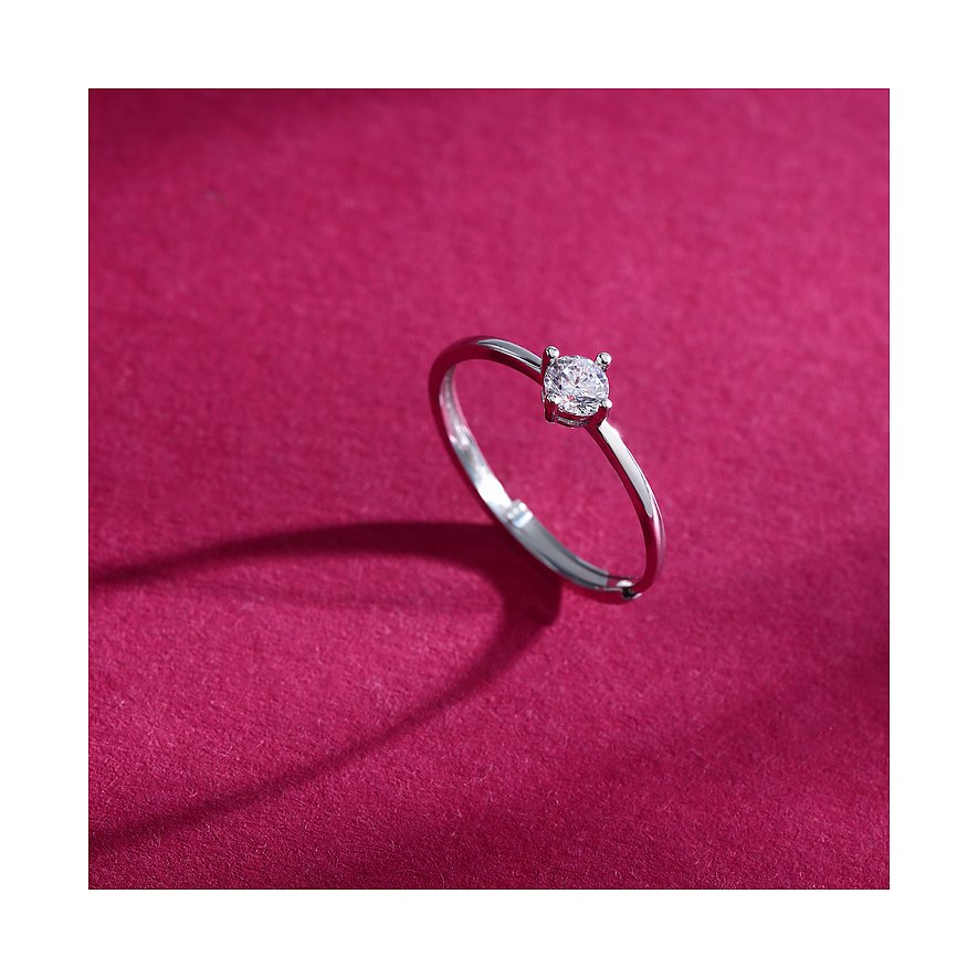 La Petite Story ring i 925 sterlingsilver med en rund zirkoniasten i en kloinfattning.