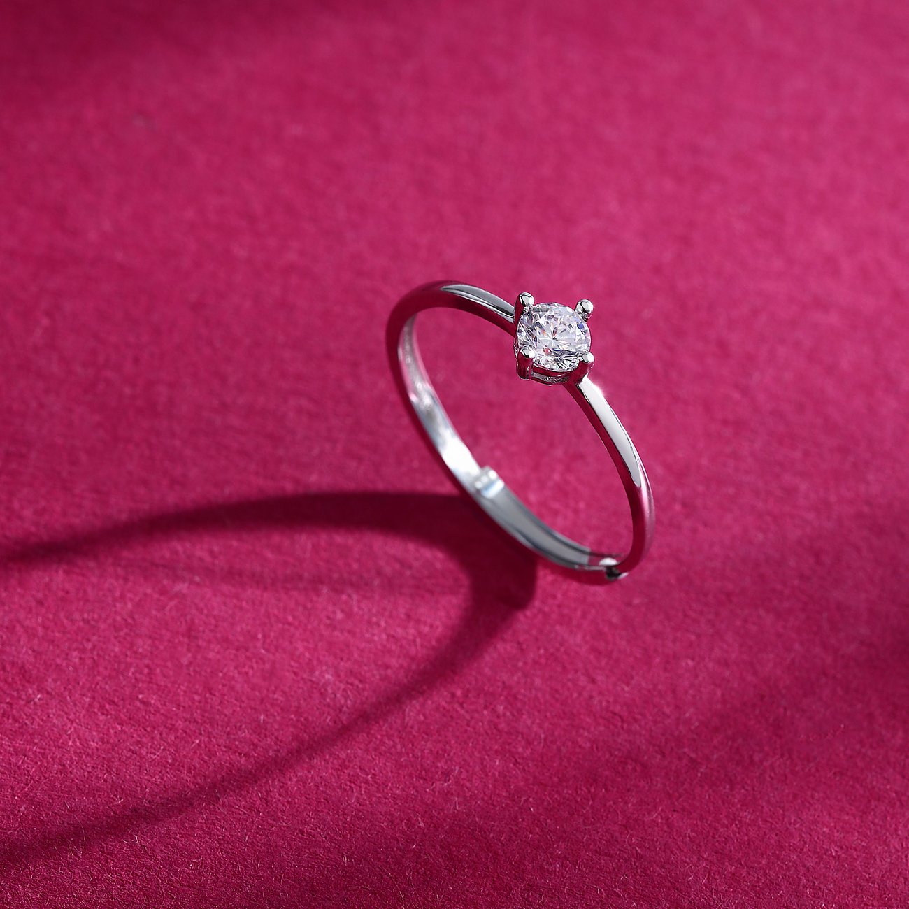 La Petite Story ring i 925 sterlingsilver med en rund zirkoniasten i en kloinfattning.