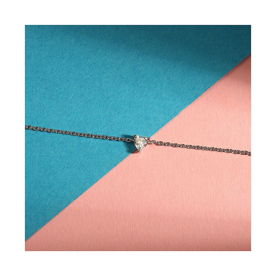 La Petite Story Silberarmband aus 925er Silber mit Zirkoniakorpus in Herzform in der Mitte.