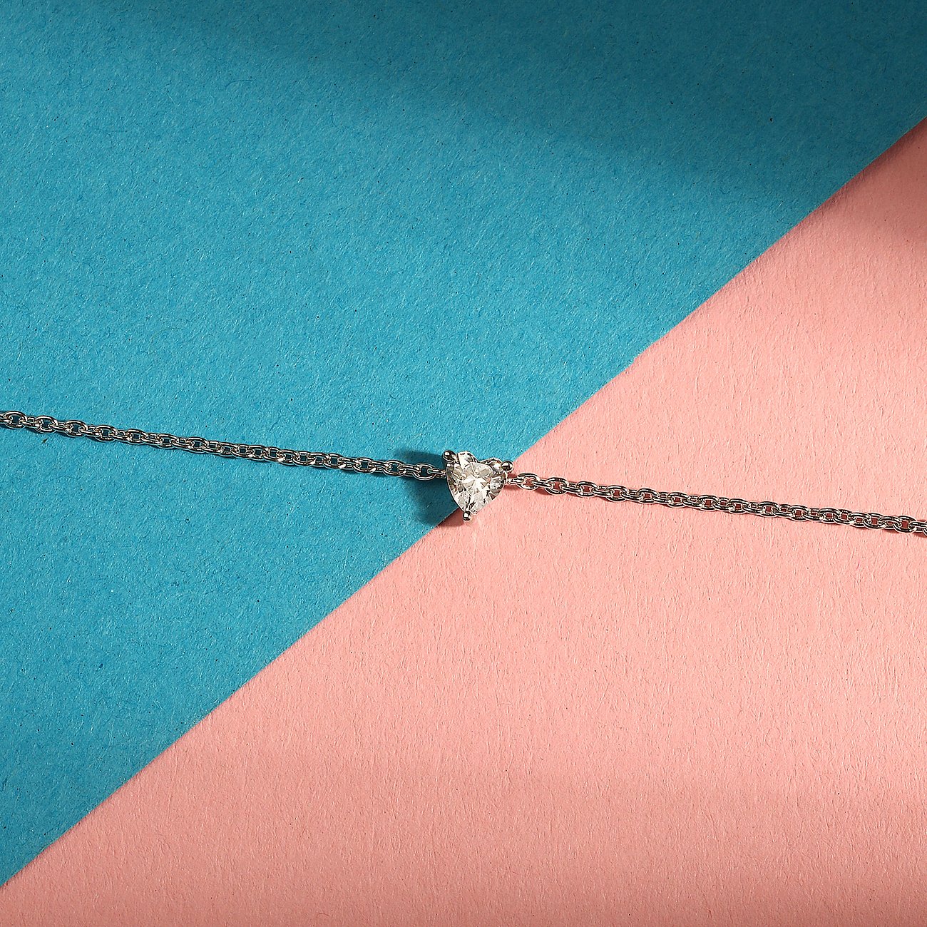 La Petite Story Silberarmband aus 925er Silber mit Zirkoniakorpus in Herzform in der Mitte.