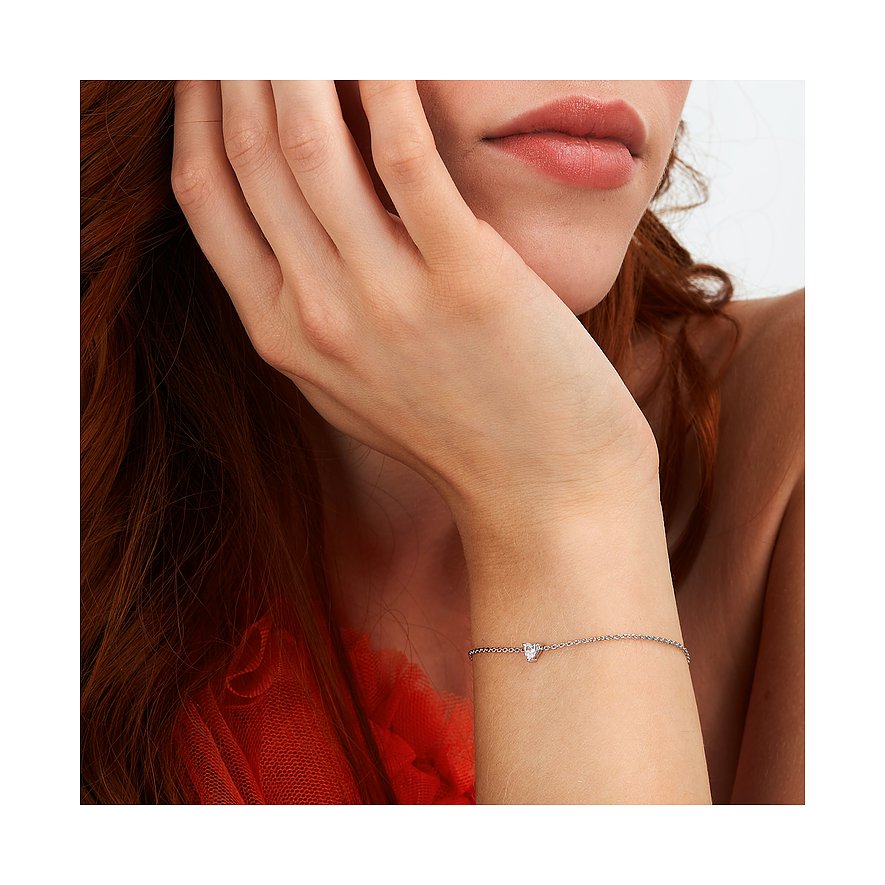 Am Handgelenk einer Frau getragenes La Petite Story Silberarmband mit einem einzelnen Zirkonia in Herzform.