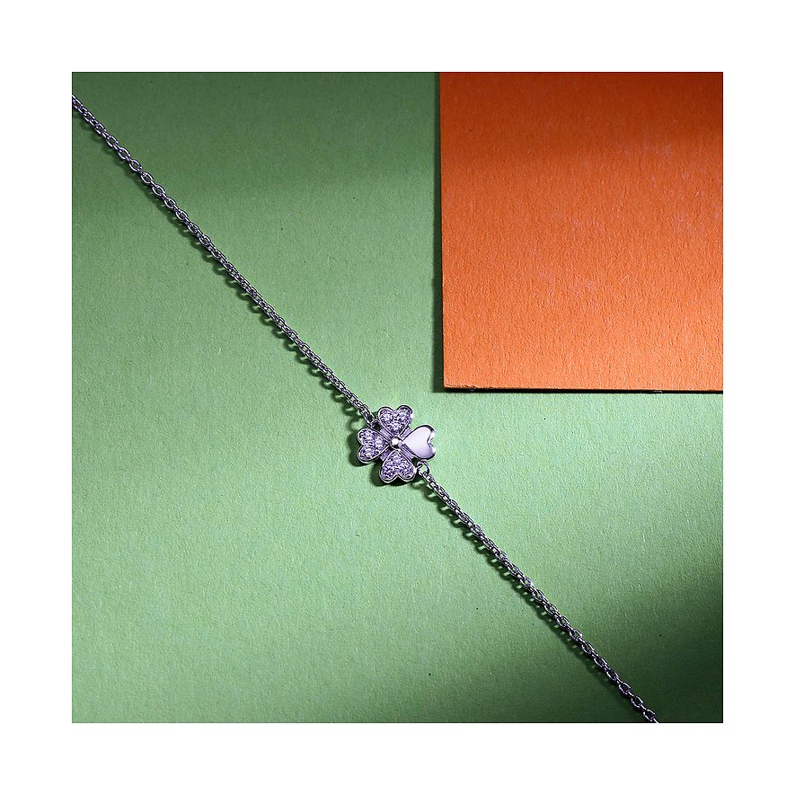 Ein zierliches La Petite Story Armband aus 925er Silber mit einer Kleeblatt-Applikation und Zirkonia als Farbstern.