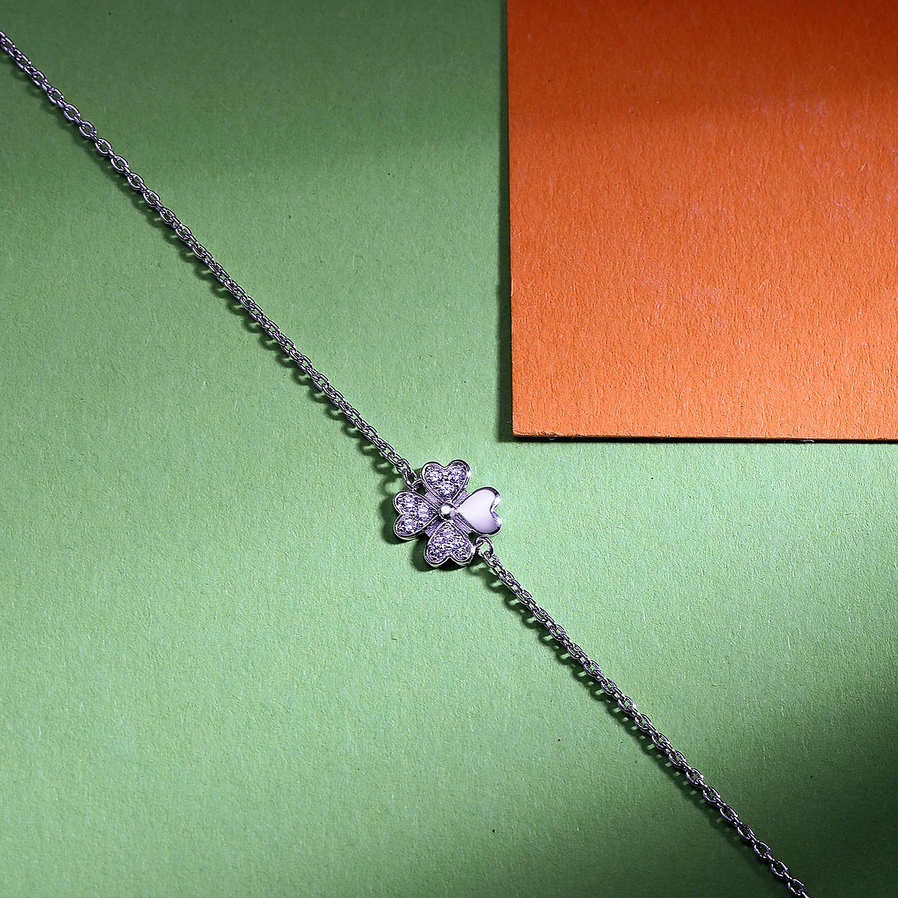 Ein zierliches La Petite Story Armband aus 925er Silber mit einer Kleeblatt-Applikation und Zirkonia als Farbstern.