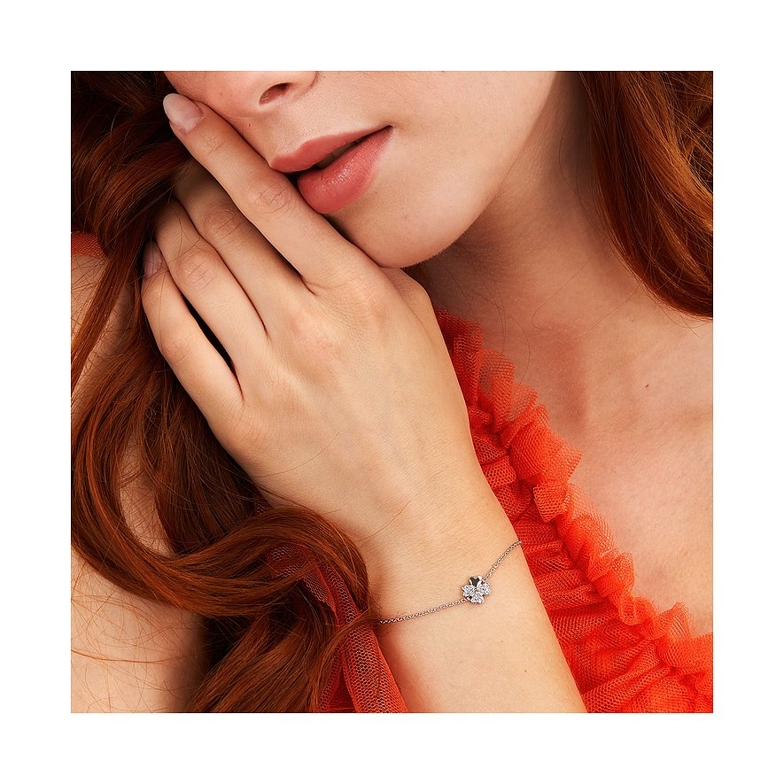 Nahaufnahme eines La Petite Story 925er Silberarmbands mit Zirkonia-Verzierung in Blütenform am Handgelenk eines Models.