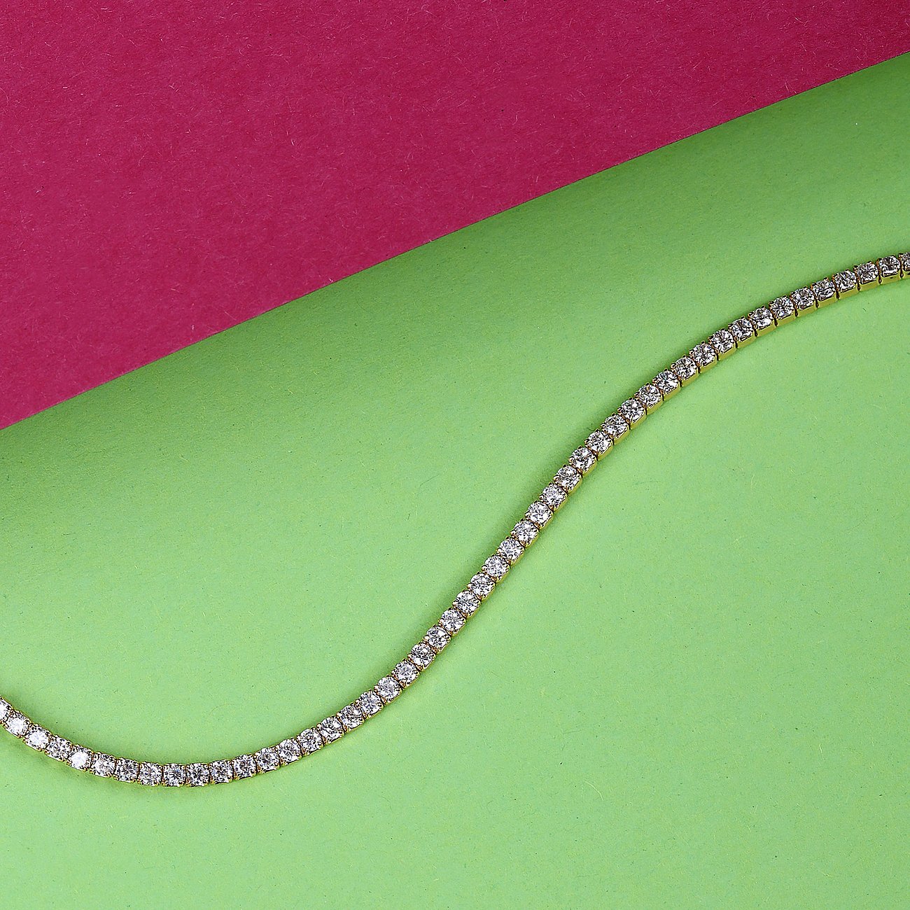 Ein goldenes Armband von La Petite Story aus 925er Silber mit mehreren funkelnden Zirkonia-Farbsteinen.