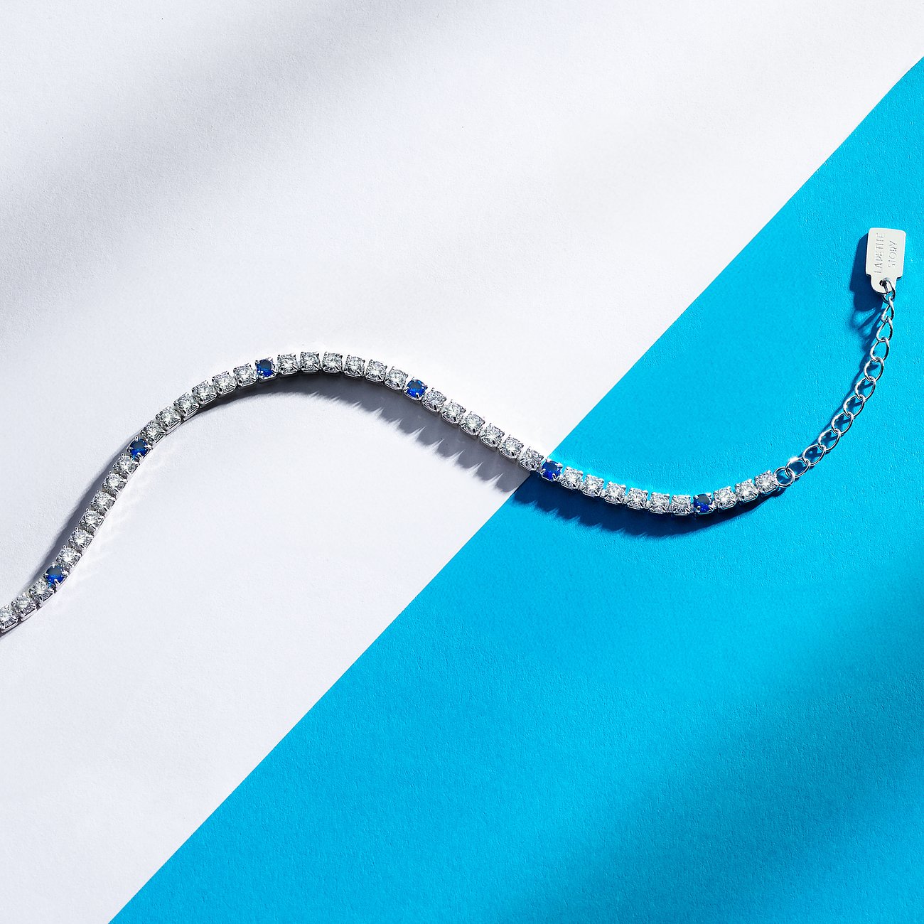 La Petite Story Armband aus 925er Silber mit weißen und blauen Zirkonia.