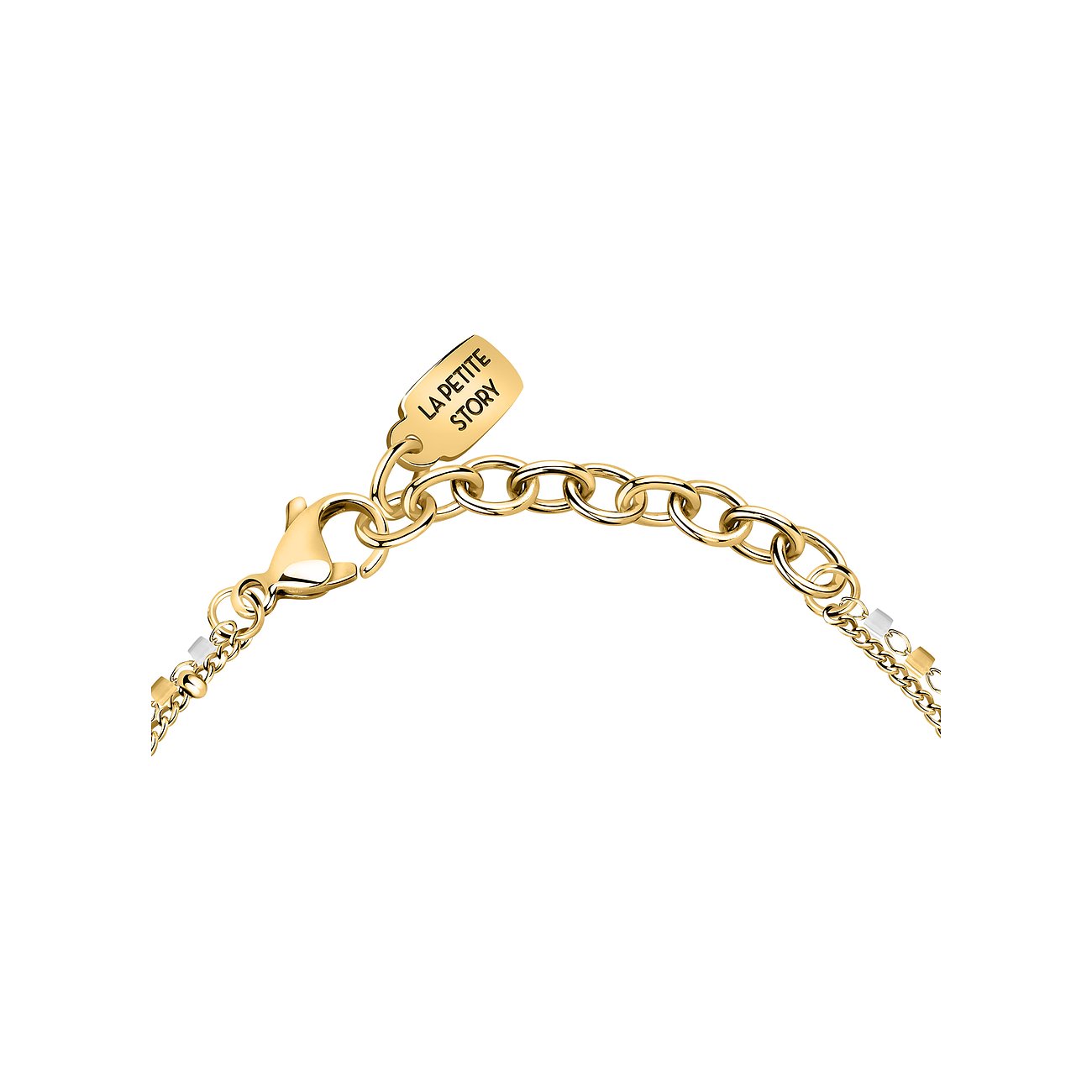 Nahaufnahme des Verschlusses eines goldfarbenen La Petite Story Armschmucks aus Edelstahl, mit Markenanhänger und Verlängerungskette.