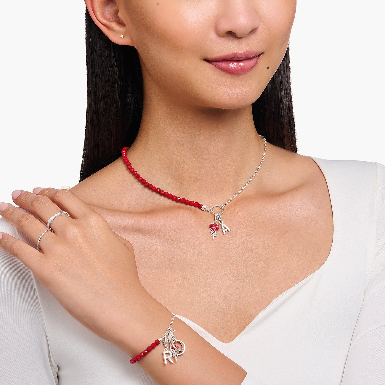 Thomas Sabo Halsschmuck aus 925er Silber mit Korallen und Anhängern.