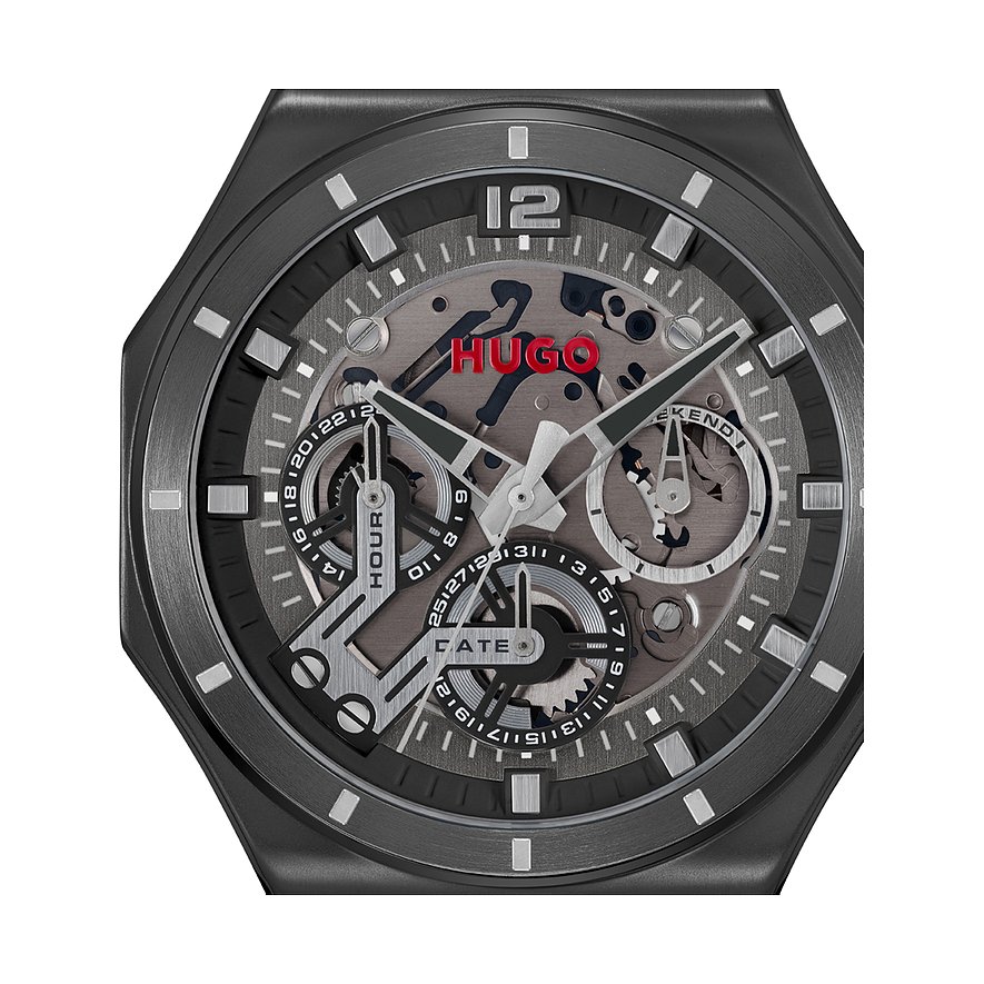 Nahaufnahme einer grauen Hugo Herrenuhr aus Edelstahl mit Skelettzifferblatt und roten Akzenten auf dem Markenlogo.
