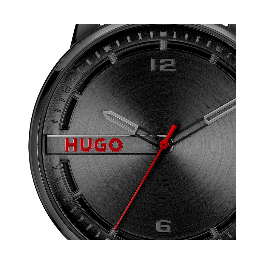 Hugo Herrenuhr mit Edelstahlgehäuse, schwarzem Zifferblatt und roten Akzenten.