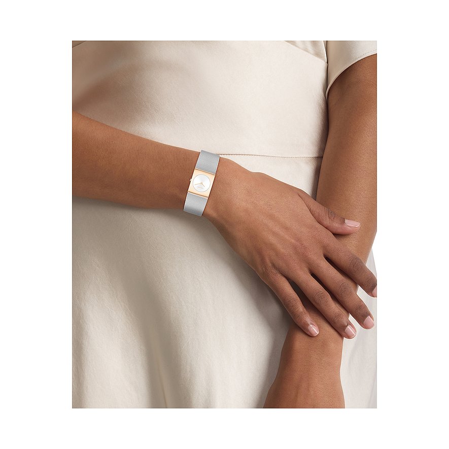 Calvin Klein Damenuhr mit Edelstahlgehäuse, silberfarbenes Mesh-Armband, rechteckiges Gehäuse.