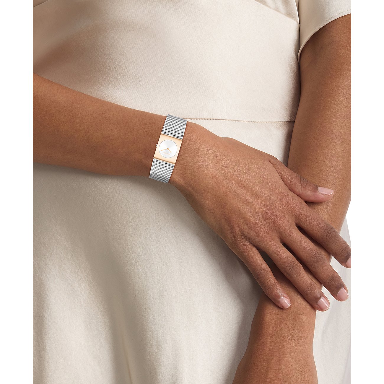 Calvin Klein Damenuhr mit Edelstahlgehäuse, silberfarbenes Mesh-Armband, rechteckiges Gehäuse.