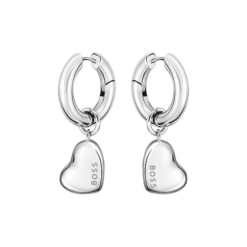 Ein Paar Boss Ohrringe aus Edelstahl mit glänzenden, herzförmigen Anhängern auf weißem Hintergrund.