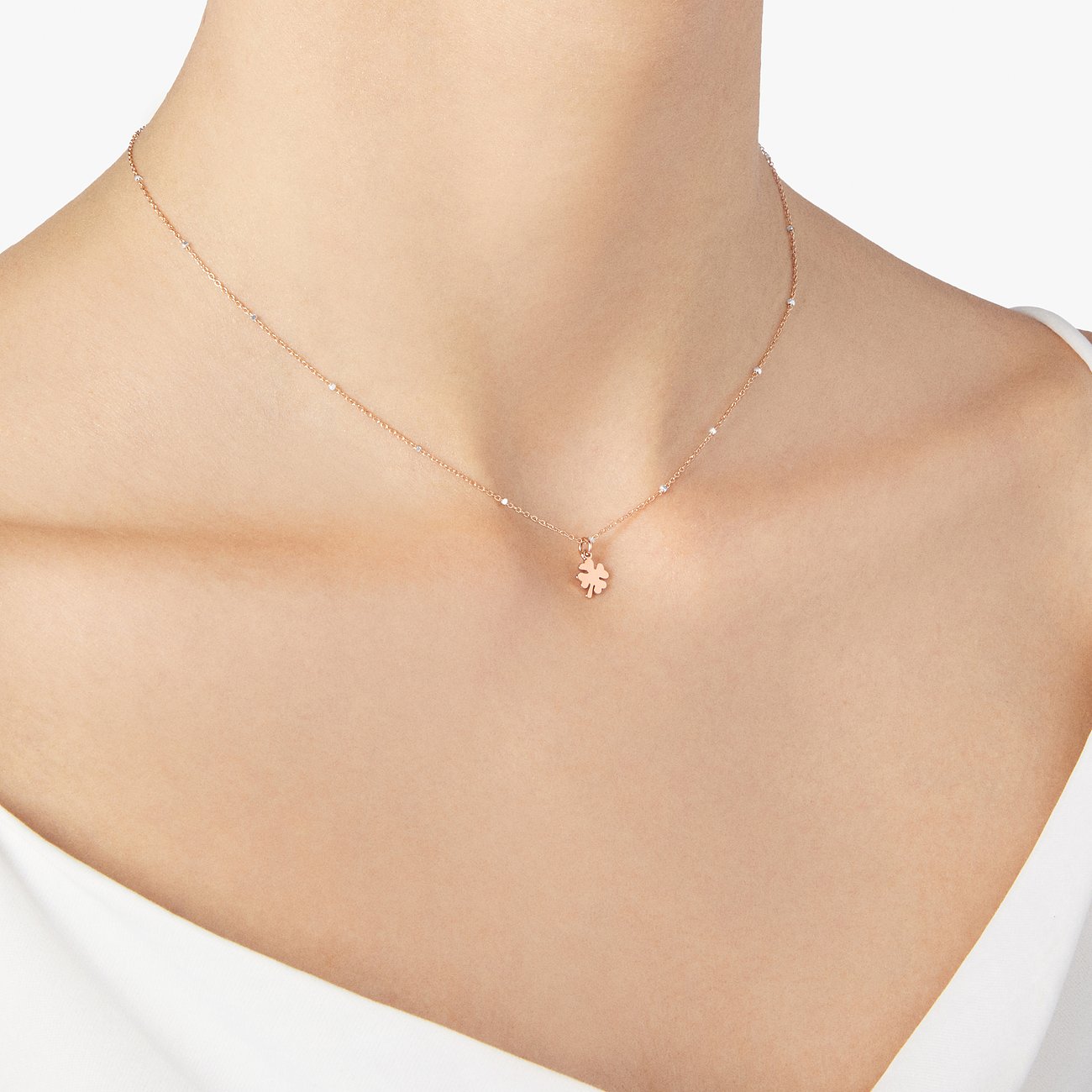 DoDo ketting van 375 roségoud met klaverhanger en kleine steentjes.