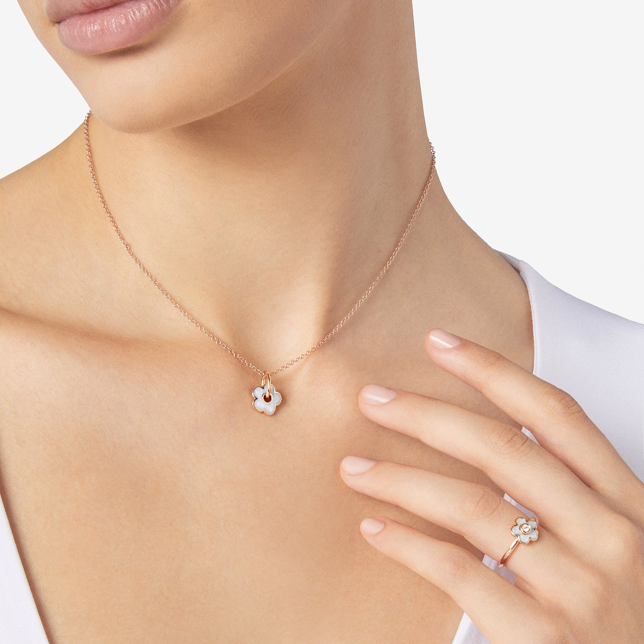 DoDo hanger van 375 roségoud met emaille, als bloem.