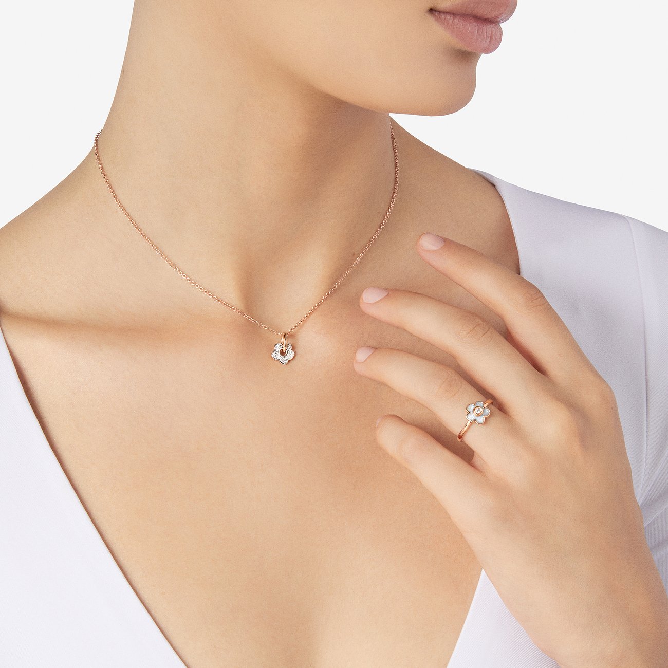 DoDo hanger van 9 karaat roségoud met diamanten en witte emaille.