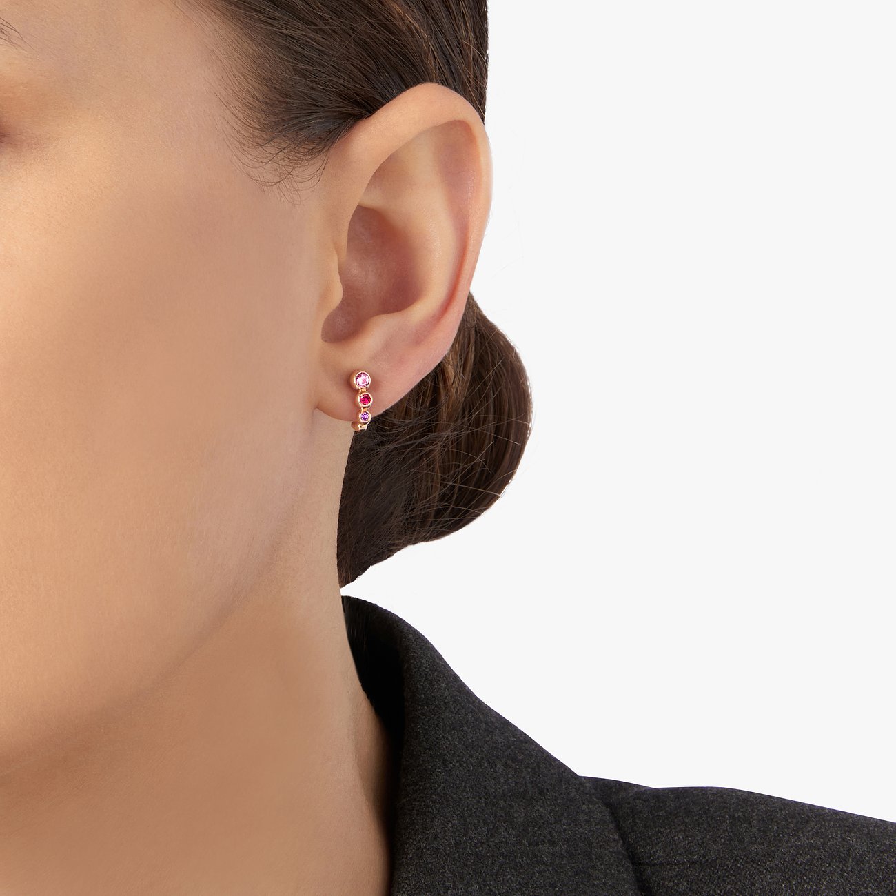 DoDo oorbellen van 9 karaat roségoud met roze en fuchsia saffieren.