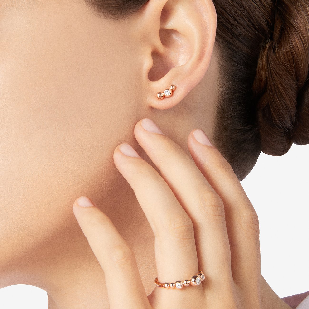 DoDo oorstekers in 9 karaat roségoud met diamanten en baldesign.