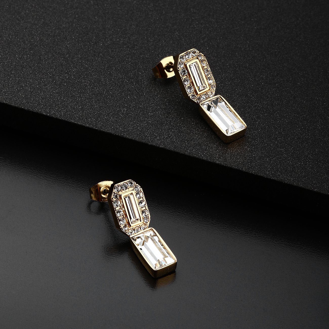 Karl Lagerfeld Ohrringe aus Edelstahl mit Kristallen, goldfarben.