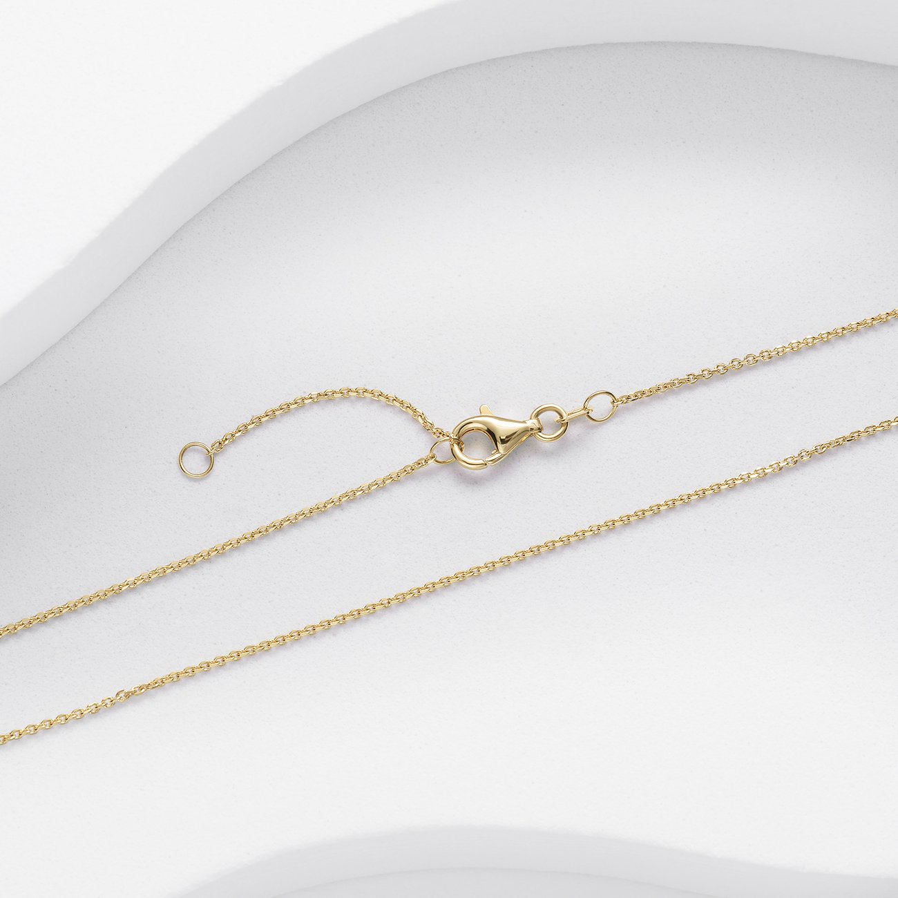 Nahaufnahme des Verschlusses einer CHRIST Perlenkette aus 585 Gelbgold mit einem kleinen Verlängerungsstück.