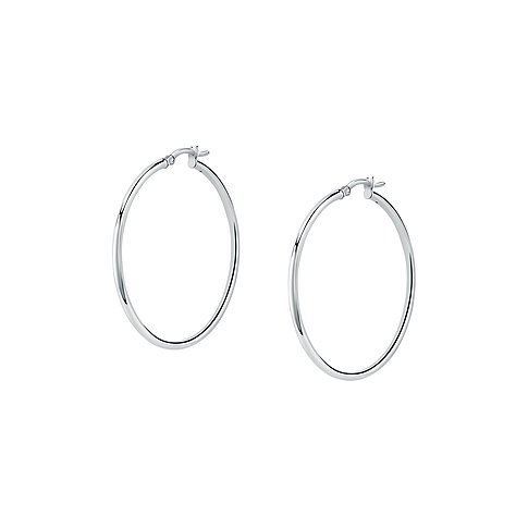 Ein Paar glänzende, runde Creolen aus recyceltem 925er Silber auf weißem Hintergrund.