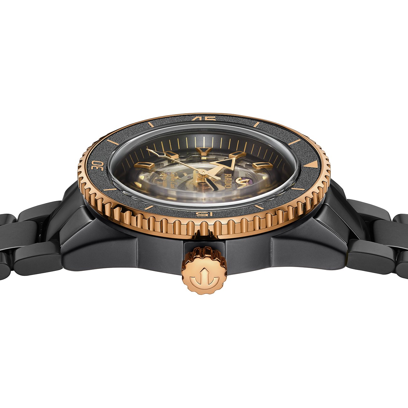 Rado Herrenuhr mit Keramikgehäuse, goldfarbener Lünette und schwarzem Zifferblatt.