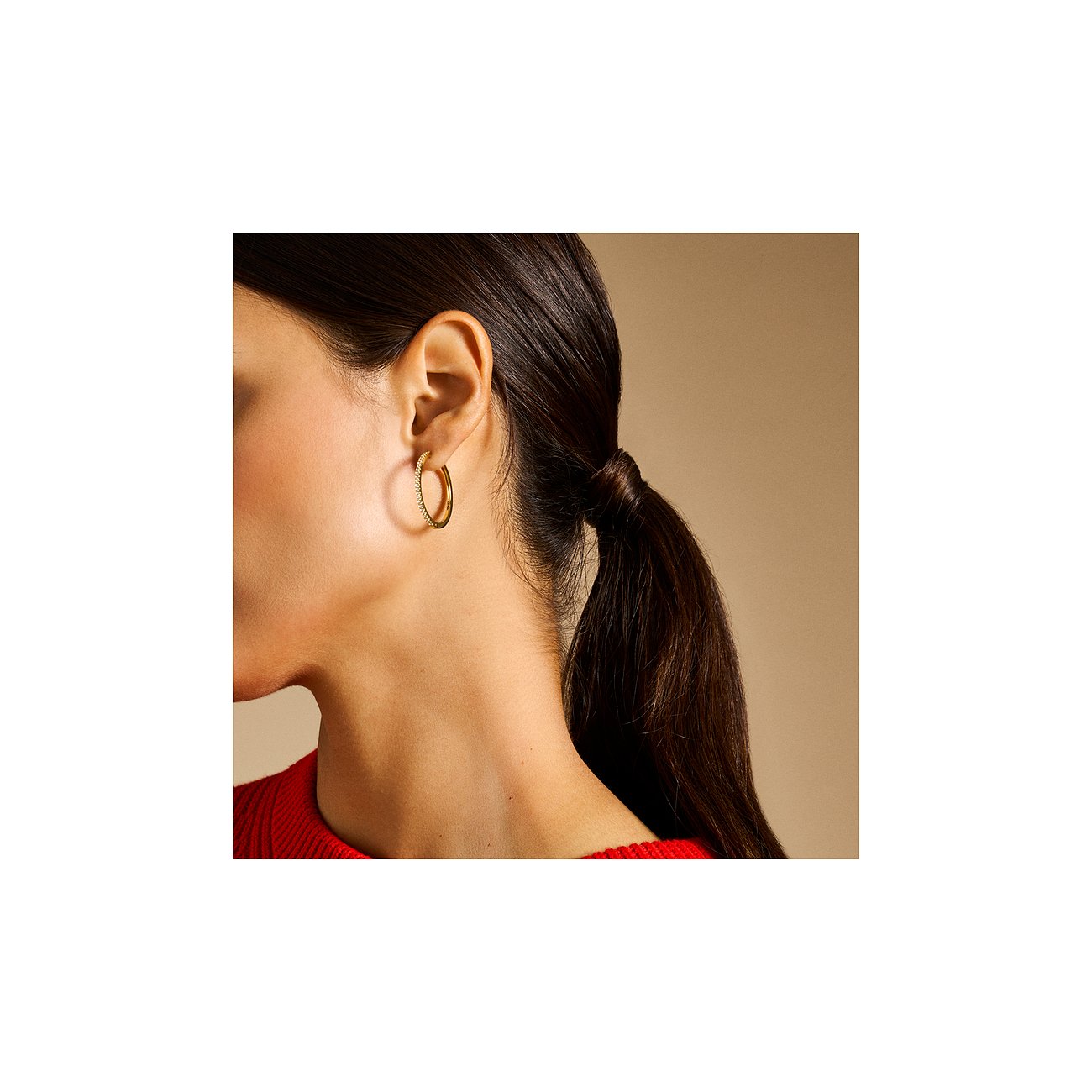 Fossil Creolen aus Metall mit Glassteinen, goldfarben.