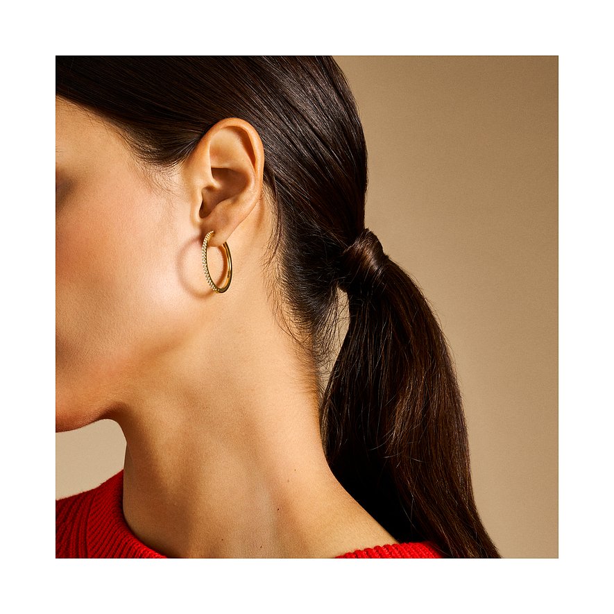 Fossil Creolen aus Metall mit farbigen Glassteinen.