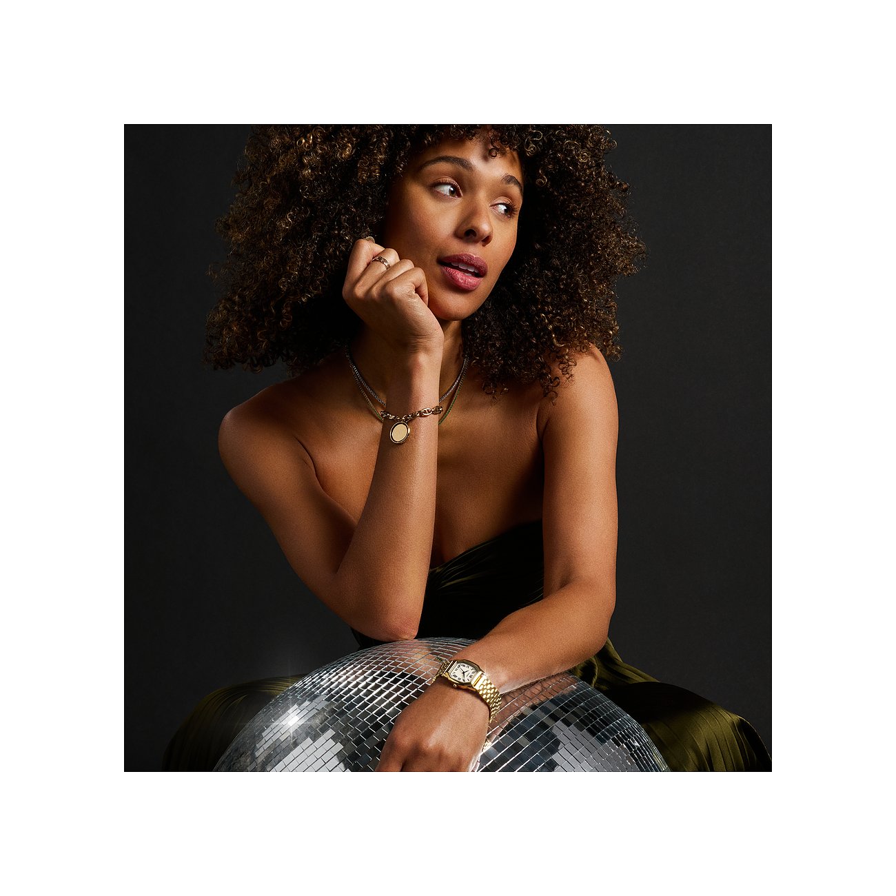 Bracelet Fossil pour femme en acier inoxydable bicolore avec breloque.