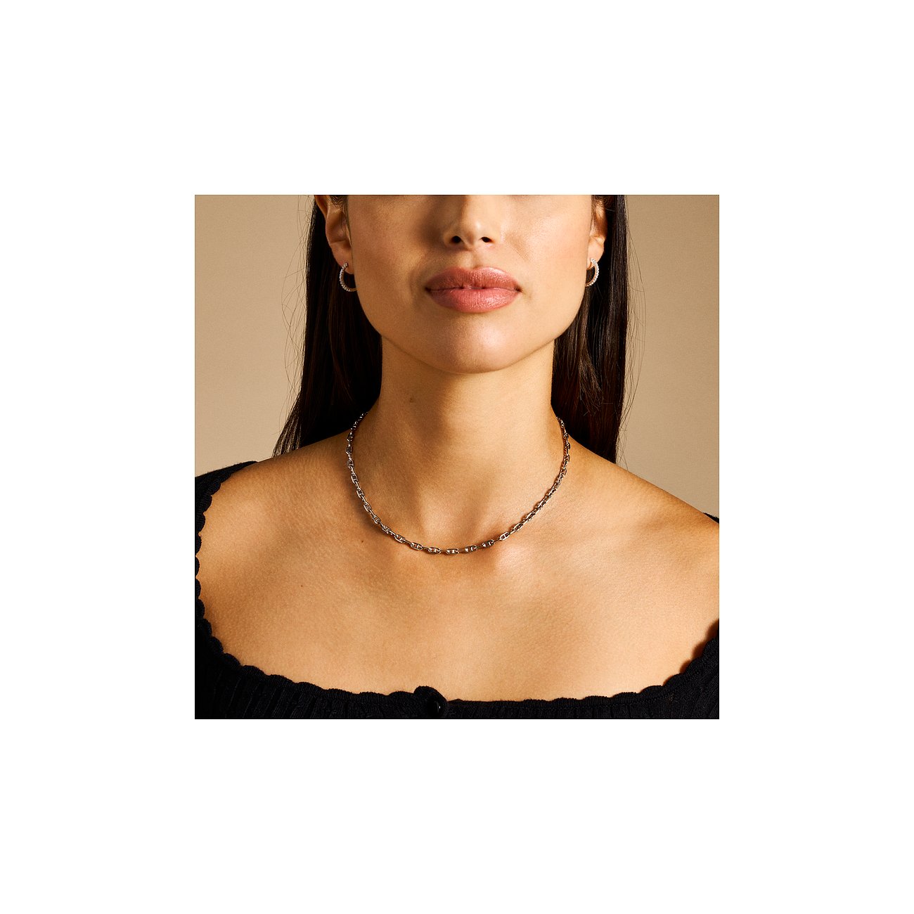 Fossil Ohrringe aus Edelstahl mit Glassteinen.