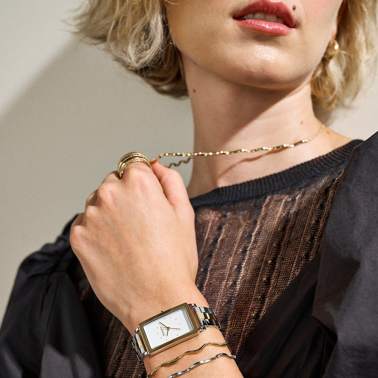 Skagen Damenuhr mit Edelstahlgehäuse, rechteckigem Gehäuse und bicolor Armband.