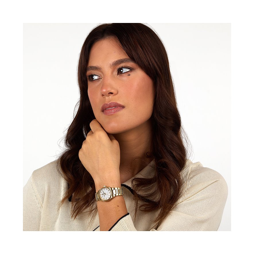 Ein Model trägt eine Damenuhr von Lucien Rochat aus Edelstahl am Handgelenk und blickt zur Seite.