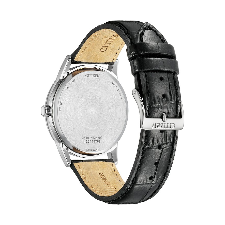Die Rückseite einer Citizen Herrenuhr aus Edelstahl mit schwarzem Lederarmband und Dornschließe.